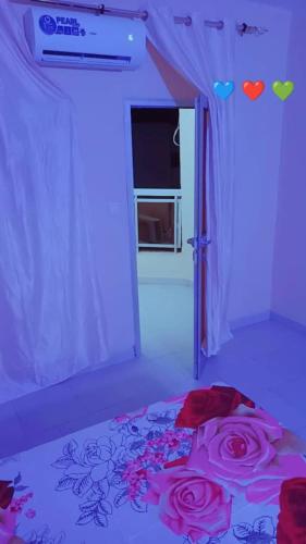 a bedroom with a bed with pink roses on it at martina in Yof