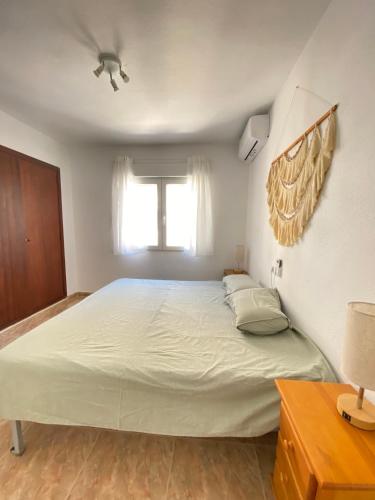 ein Schlafzimmer mit großem Bett und Fenster in der Unterkunft Balears Relax Apartment in Puerto de Gandía