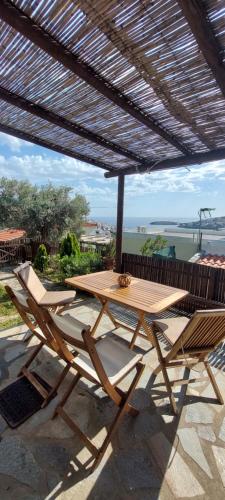 Balkoni atau teres di Cycladic house with a view
