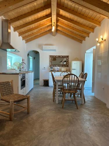 a kitchen and dining room with a table and chairs at DoVale Country House in Fronteira