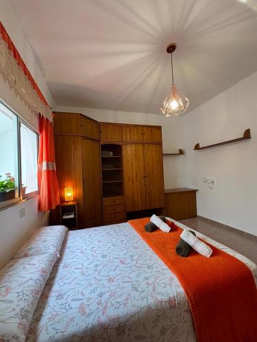 une chambre avec un lit avec deux serviettes dessus dans l'établissement Casa Vistabuena, Golf, Jacuzzi, Beach and Views, à Buenavista del Norte