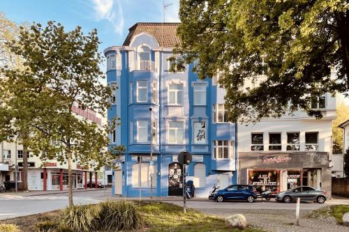 a blue building on the corner of a street at Domblick 2 I Balkon I Parkplatz I Nähe Veltins-Arena in Gelsenkirchen