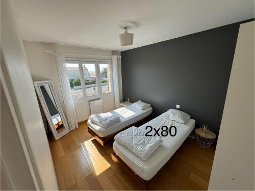 Clim ,Logement 6 couchages, 3 chambres , jardin , parking , fibre , proche port et commerces