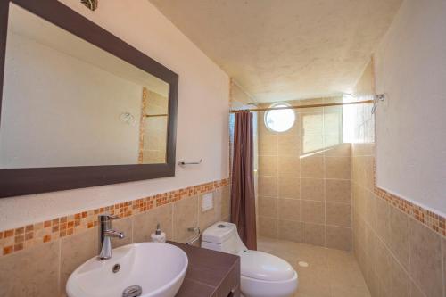 テミスコにあるCasa en Burgos, Cuernavacaの洗面台、トイレ、鏡のあるバスルーム