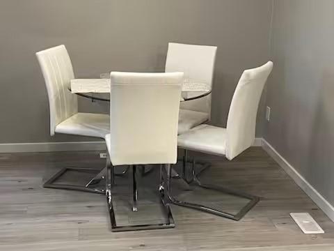 エドモントンにあるBrand New Bedroom with private bathroom in Keswickの白い椅子3脚とテーブル1台