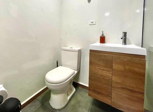 Koupelna v ubytování 43 Laureles Life I Modern Loft and Excellent Location