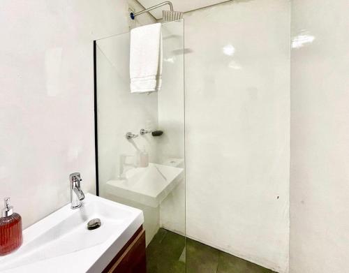 Koupelna v ubytování 43 Laureles Life I Modern Loft and Excellent Location