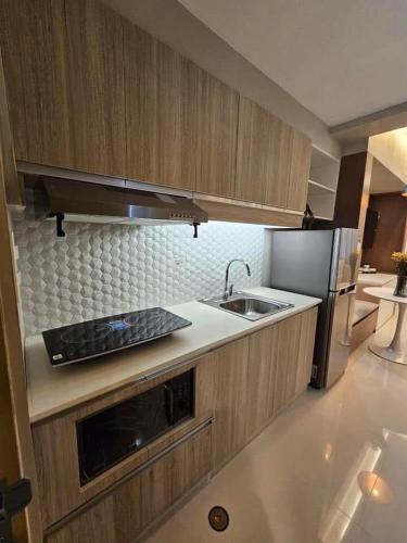 Η κουζίνα ή μικρή κουζίνα στο 200mbps WiFi, Luxury condo near Ayala