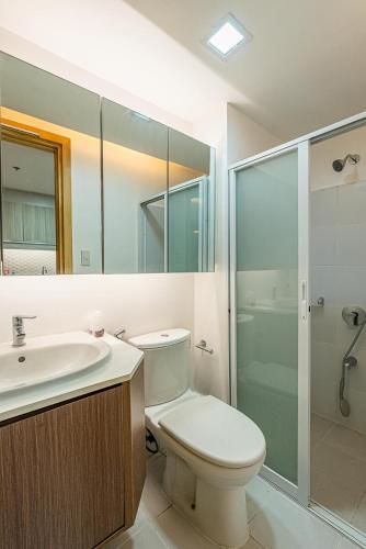 Ένα μπάνιο στο 200mbps WiFi, Luxury condo near Ayala