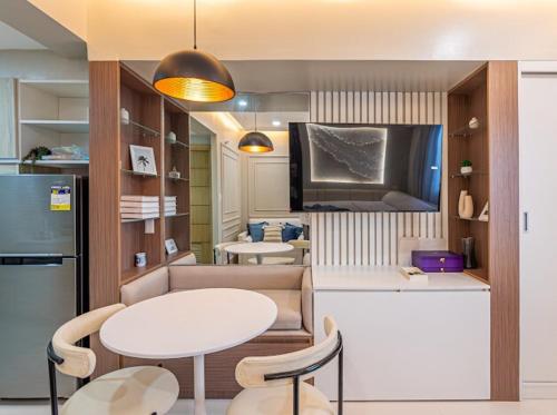 Η κουζίνα ή μικρή κουζίνα στο 200mbps WiFi, Luxury condo near Ayala