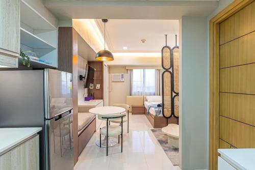 Η κουζίνα ή μικρή κουζίνα στο 200mbps WiFi, Luxury condo near Ayala