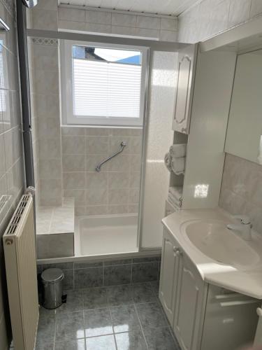 Koupelna v ubytování Dorfappartements ALLEE 11