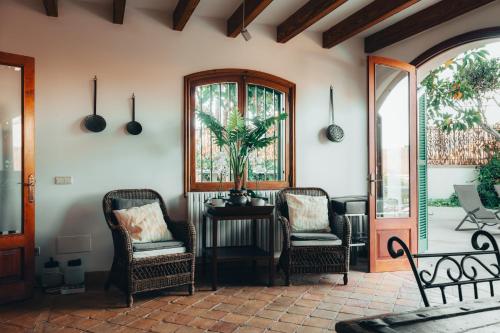 a room with chairs and a table and a window at Traumhafte Finca auf Mallorca mit Pool 1A Lage direkt am Meer bei Es Trenc Bootstouren auf Anfrage möglich in Sa Ràpita
