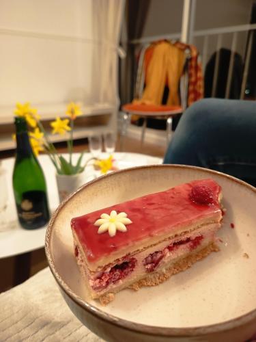 un morceau de gâteau sur une assiette sur une table dans l'établissement Appartement cosy Nantes proche gare, à Nantes