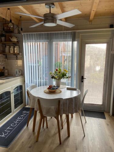 Una cocina o zona de cocina en Tinyhouse Woody at the Water