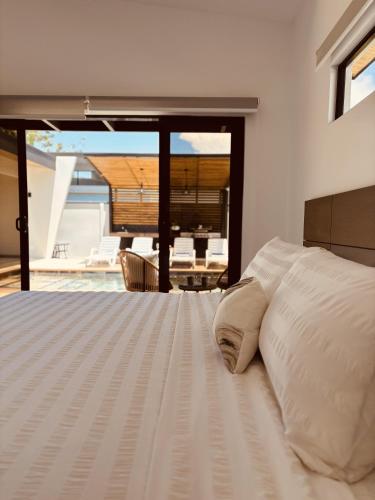 Un dormitorio con una cama con vista a un patio. en Casa Morfa, en Uvita