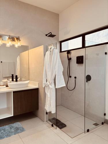 a bathroom with a shower and a sink at Casa Morfa in Uvita