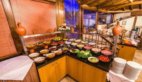 een buffet met veel verschillende soorten eten bij Ascension Cave Suites - Special Class in Goreme