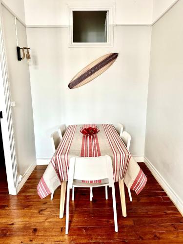 une salle à manger avec une table et des chaises dans l'établissement Appartement plein centre, lumineux et spacieux, à Saint-Jean-de-Luz