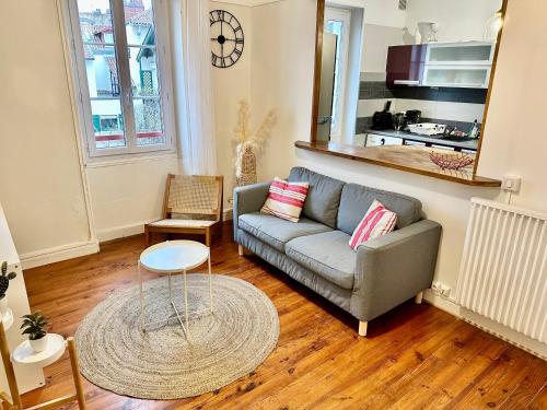 un salon avec un canapé et une table dans l'établissement Appartement plein centre, lumineux et spacieux, à Saint-Jean-de-Luz