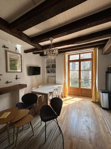 TV a/nebo společenská místnost v ubytování Appartement de charme du 16ème siècle