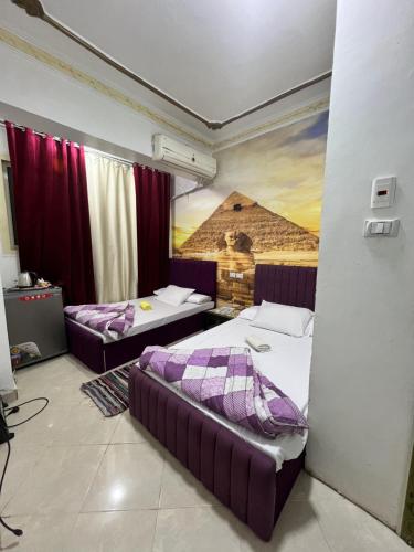 Una cama o camas en una habitación de Jana Pyramids view inn