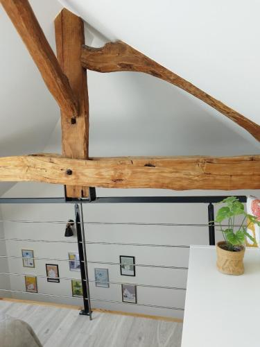 Cette chambre est dotée d'un plafond aux poutres apparentes. dans l'établissement Un air de Finlande au pied de la dent du chat, à Saint-Jean-de-Chevelu