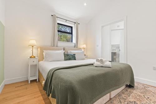 Giường trong phòng chung tại Luxury Oxford Bungalow