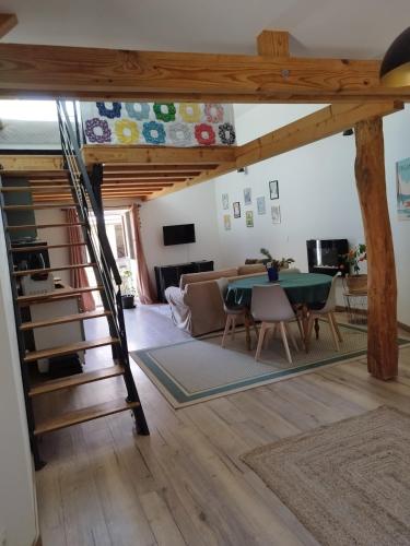 un salon avec une table et un canapé dans l'établissement Un air de Finlande au pied de la dent du chat, à Saint-Jean-de-Chevelu