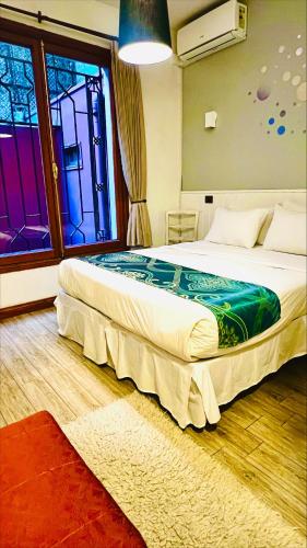 a bedroom with a large bed and a large window at Hotel Boutique Casa Noble in Santiago