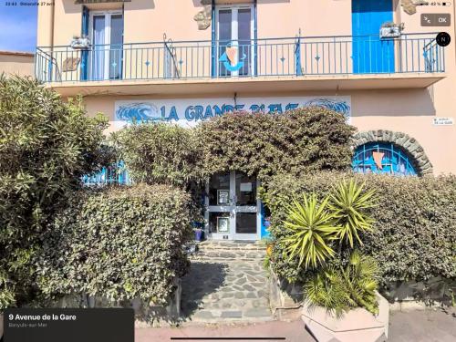 a building with a sign that reads a grand apartment at Studio cosy proche hyper centre et gare in Banyuls-sur-Mer