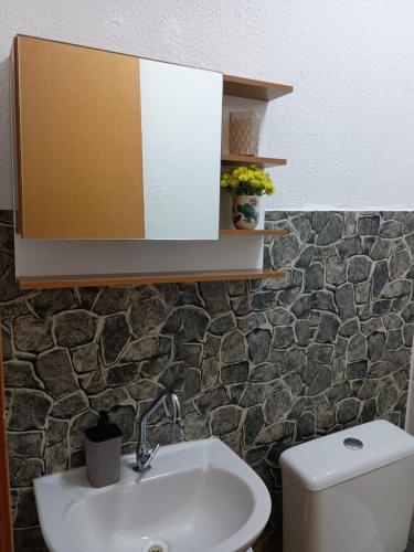 a bathroom with a sink and a toilet at Ape Buritis, á 5 minutos do Aeroporto in Várzea Grande