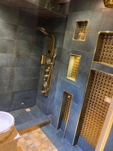 Ένα μπάνιο στο Pyramids View Apartment