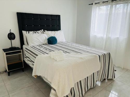 Postel nebo postele na pokoji v ubytování Paradise Palm Villa