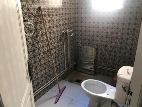 Un baño con ducha, inodoro y lavabo. en Simple & Beautiful, en Sousse