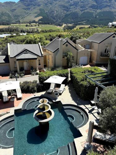 een luchtfoto van een huis met een zwembad bij Franschoek Lermitage Villa Two Bedroom Lake View in Franschhoek