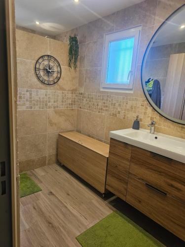 une salle de bain avec une baignoire, un lavabo et un miroir dans l'établissement Charmante maison avec piscine et jaccuzi en Provence, à Morières-lès-Avignon