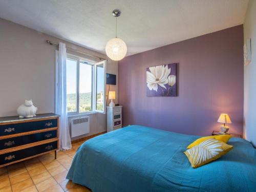 une chambre avec un lit bleu et une fenêtre dans l'établissement Villa avec piscine 2 chambres 4 couchages, à Cavalaire-sur-Mer
