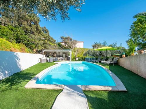 une piscine dans la cour d'une maison dans l'établissement Villa avec piscine 2 chambres 4 couchages, à Cavalaire-sur-Mer