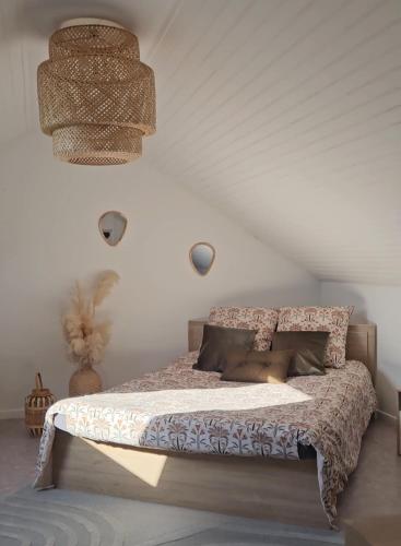 une chambre avec un lit dans une pièce blanche dans l'établissement La Vérénidrey, chalet 3 chambres, à Boulzicourt