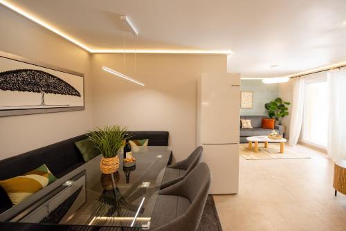 un salon avec un canapé, une table et des chaises dans l'établissement Sunny Palazzio T3 Old Port, Beaches, Congress, à Cannes