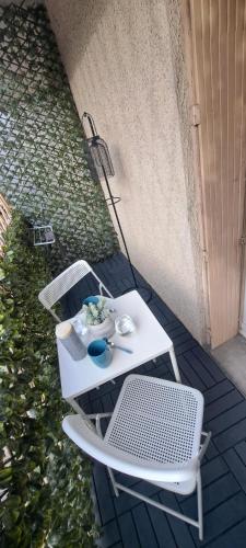 a white table and two chairs on a patio at Charmant studio à Castres in Castres