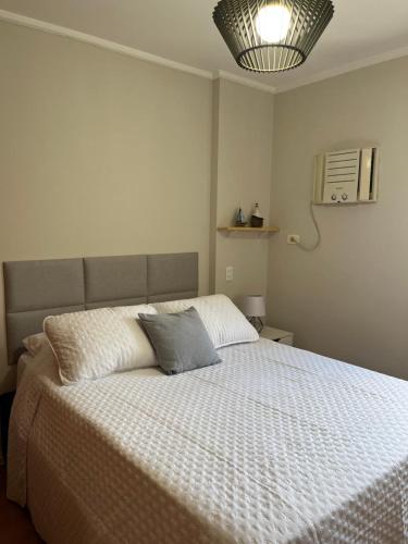 um quarto com uma cama grande com um edredom branco em Jardim Paulista - Design & Confort - Pool - Parking - Wi-Fi - 24h em São Paulo
