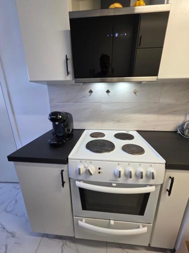 a white stove top oven in a kitchen at Lugn & Ro på Vändstigen in Nybro