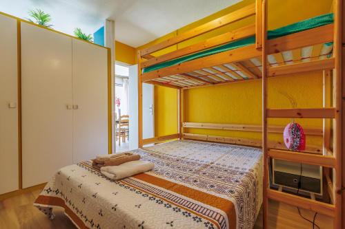 une chambre avec deux lits superposés dans une pièce dans l'établissement Mer et Dune, à La Grande Motte