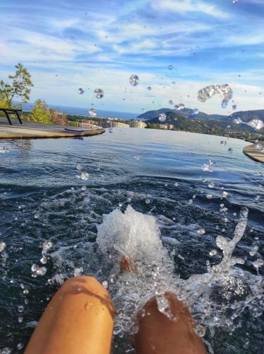 une personne nageant dans un corps d'eau dans l'établissement Luxury Modern Provencal Villa Infinity Pool Epic Seaview near Cannes Festival-Ready, à Mandelieu-la-Napoule