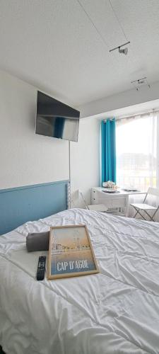 Cette chambre dispose d'un lit avec un panneau. dans l'établissement superbe studio avec piscine, ascenseur et accès direct sur le port, au Cap d'Agde