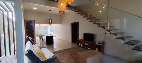 巴雷里尼亚斯CASA TEMPORADA BARREIRINHAS Yellow 4的房子里有螺旋楼梯的客厅