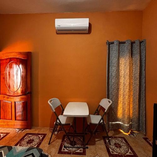 Casa Satélite في Santa Elena: غرفة طعام بها طاولة وكراسي ونافذة