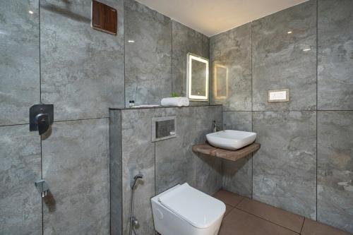 een badkamer met toilet en wastafel bij De Spicewoods, AC Cabin, Pool, Couple only in Kalpatta